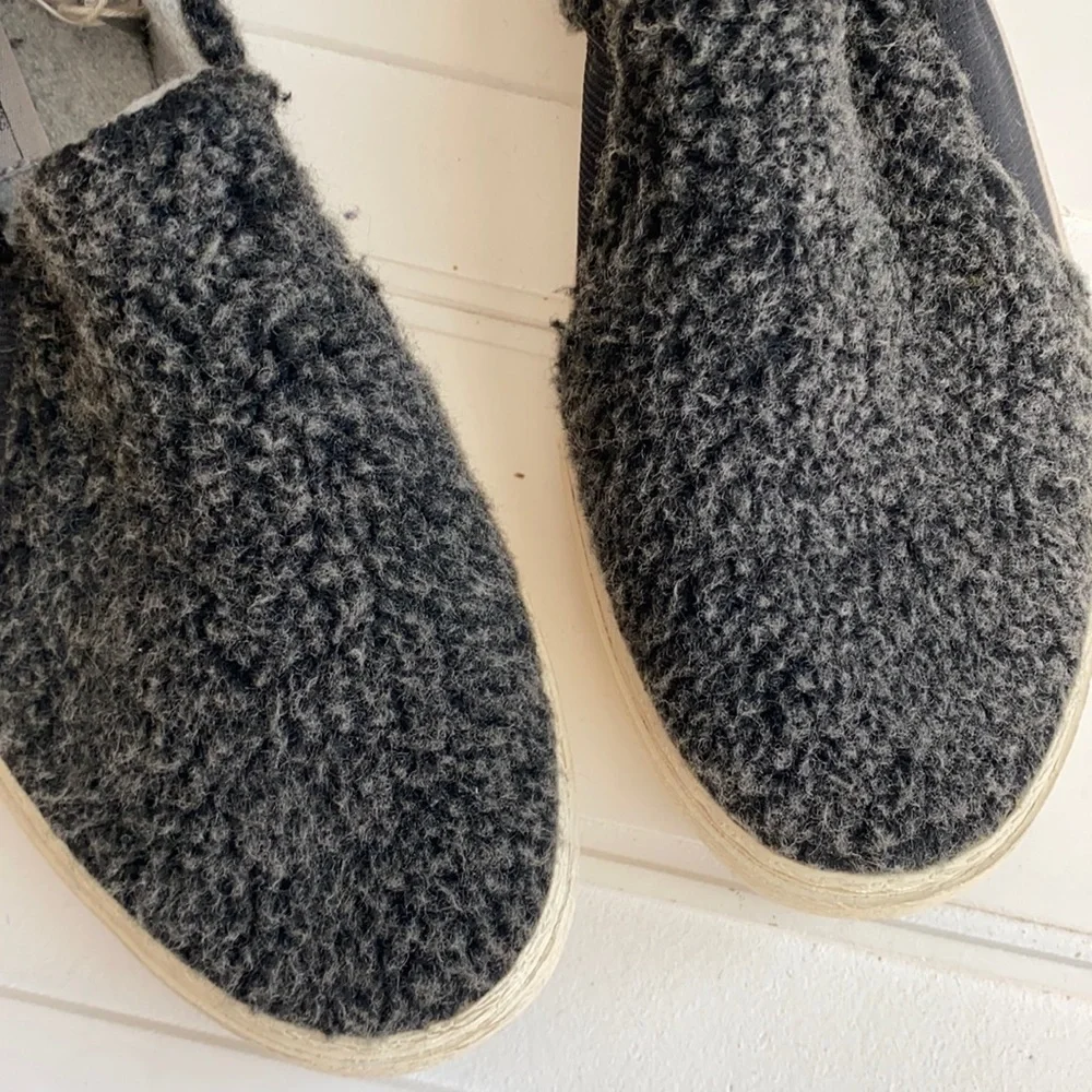 NEW ZARA Kids Sherpa Slip Ons (fits women 6.5/7) - Picture 2 of 5
